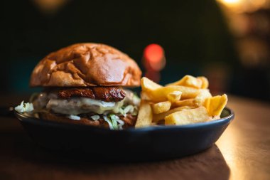 Restoranda servis edilen tabakta nefis bir hamburger. . 