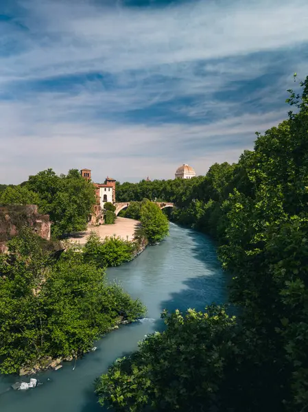 Tiber Nehri Yeşil Doğanın İçinde Akıyor .