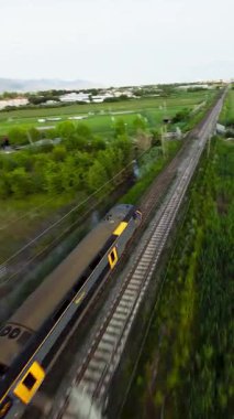 Yolcu treni demiryolundan geçer. Yüksek kalite 4k görüntü