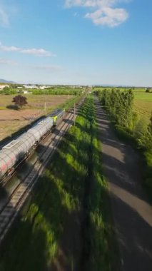 Petrol tankı treni demiryolundan geçiyor. Yüksek kalite 4k görüntü
