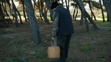 Doğada Mantar Avı Yapan Adam 