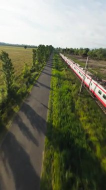 Yolcu treni demiryolundan geçer. Yüksek kalite 4k görüntü