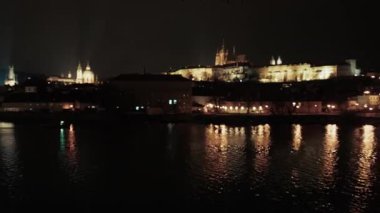 Prag Geceleri Güzelliğini gözler önüne seriyor .