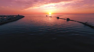 İtalyan sahillerinde gün batımı