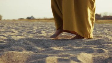 Kumda Yürüyen Bir Kadının Ayakları . 