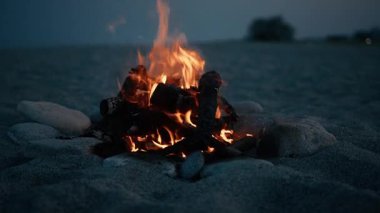 Mavi saatte sahilde şenlik ateşi