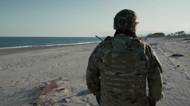 Deniz kenarında Askeri Operasyon Yapan Asker