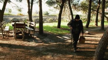 Doğada Mantar Avı Yapan Adam 