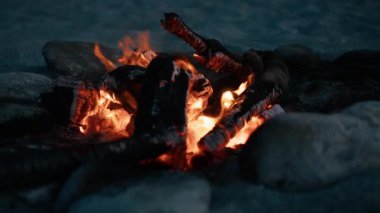 Mavi saatte sahilde şenlik ateşi