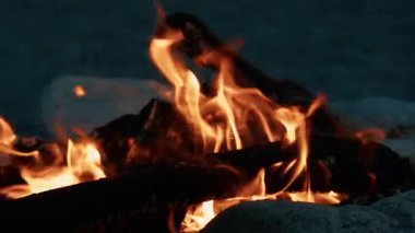 Mavi saatte sahilde şenlik ateşi