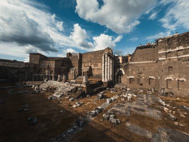 Antik Roma Binalarının Harabeleri .