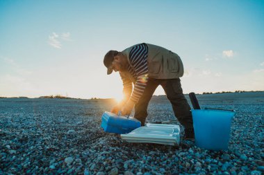 Denizde güneşli bir günde balık tutan adam 