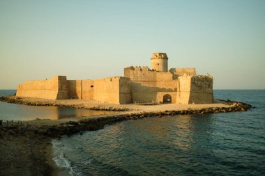 Denizdeki antik ortaçağ kalesi.