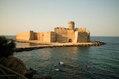 Denizin ortasında ortaçağ kalesi. Yüksek kalite fotoğraf