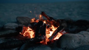 Mavi saatte sahilde şenlik ateşi