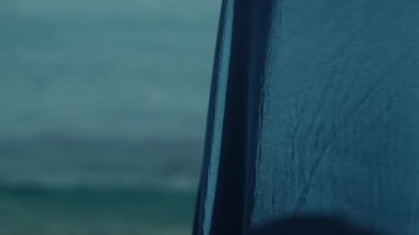 Bir elbisenin dokusu ve okyanus suyu Sabah ışığında . 