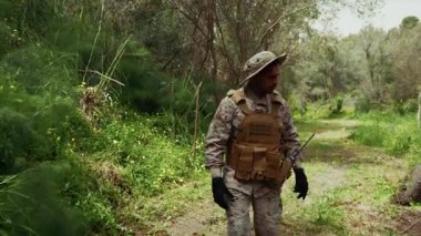 Bir şey arayan asker. .