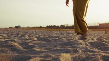 Plajda Şık Elbiseli Kadın .