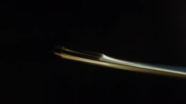 Siyah arkaplanda çizgi döndürme efekti