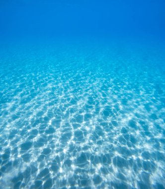 Suyun altındaki ışığın yansıması.