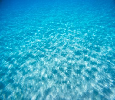 Suyun altındaki ışığın yansıması