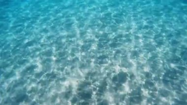 Suyun altındaki ışığın yansıması.