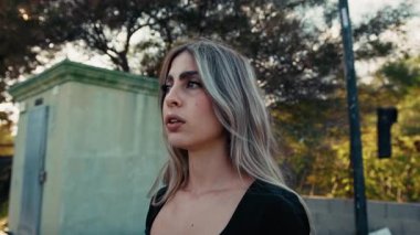 Kadın yolunu kaybetti ve etrafına bakınıyor. . 