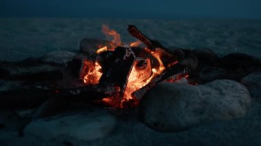 Mavi saatte sahilde şenlik ateşi