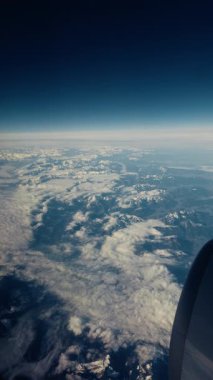 Kışın Alpler 'in üzerinden uçak uçuşu .