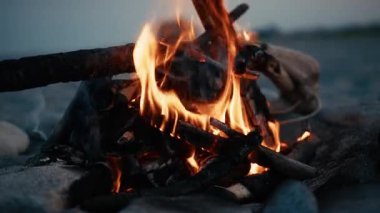 Mavi saatte sahilde şenlik ateşi