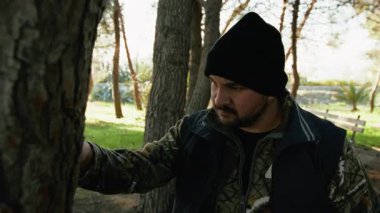 Doğada Mantar Avı Yapan Adam 