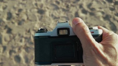 Fotoğraf çekmek için vintage kamera kullanan bir adamın bakış açısı.. 