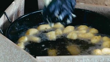 Tavada Zeppole pişiren Bir Kadının Elleri . 