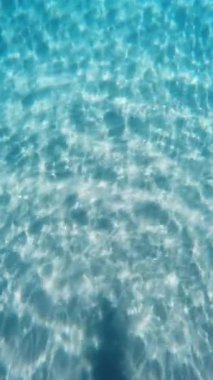 Suyun altındaki ışığın yansıması