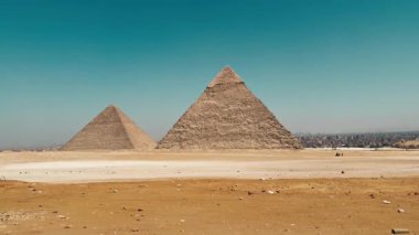 Çölde gezinmek Piramitleri heyecanlandırıyor.. 