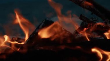 Mavi saatte sahilde şenlik ateşi