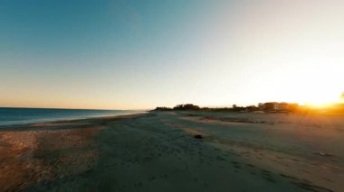 Denizde güneşli bir yaz gününde mavi gökyüzü . 