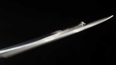 Siyah arkaplanda çizgi döndürme efekti