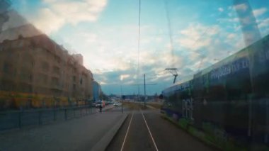 Prag sokaklarında Hızla Geçiş .