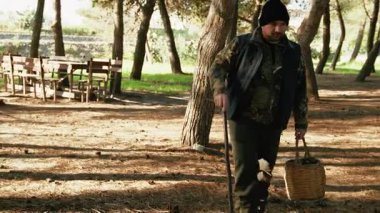 Doğada Mantar Avı Yapan Adam 