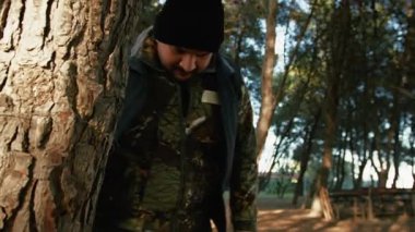 Doğada Mantar Avı Yapan Adam 