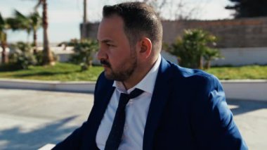 Güneşli bir günde takım elbisesiyle kendinden emin bir iş adamı..