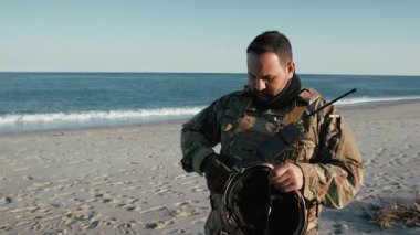 Deniz kenarında Askeri Operasyon Yapan Asker 