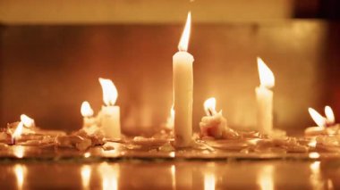 Mumlar yanar ve eriyip gider. 