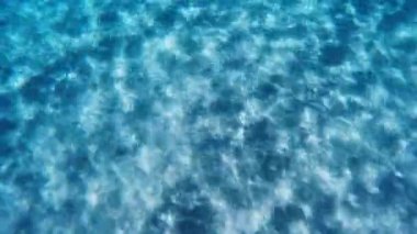 Suyun altındaki ışığın yansıması