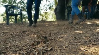 Geleneksel İtalyan Tarantella Dans Eden İki Erkeğin Botları. 