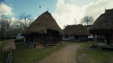 Eski bir Romanya köyüne bak .