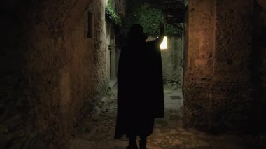 Geceleyin antik şehrin sokakları.