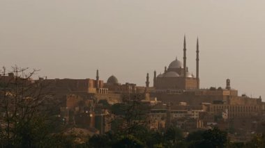 Uzaktaki Cami Bir Arap Şehrinde. 