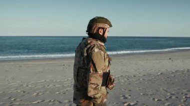 Deniz kenarında Askeri Operasyon Yapan Asker